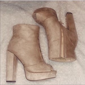 NWOT Liliana nude suede booties